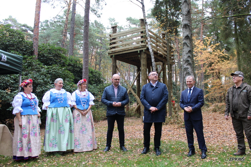 Panie z koła gospodyń wiejskich wraz z Wójtem oraz zaproszonymi gośćmi czekają na planowane otwarcie wieży. 