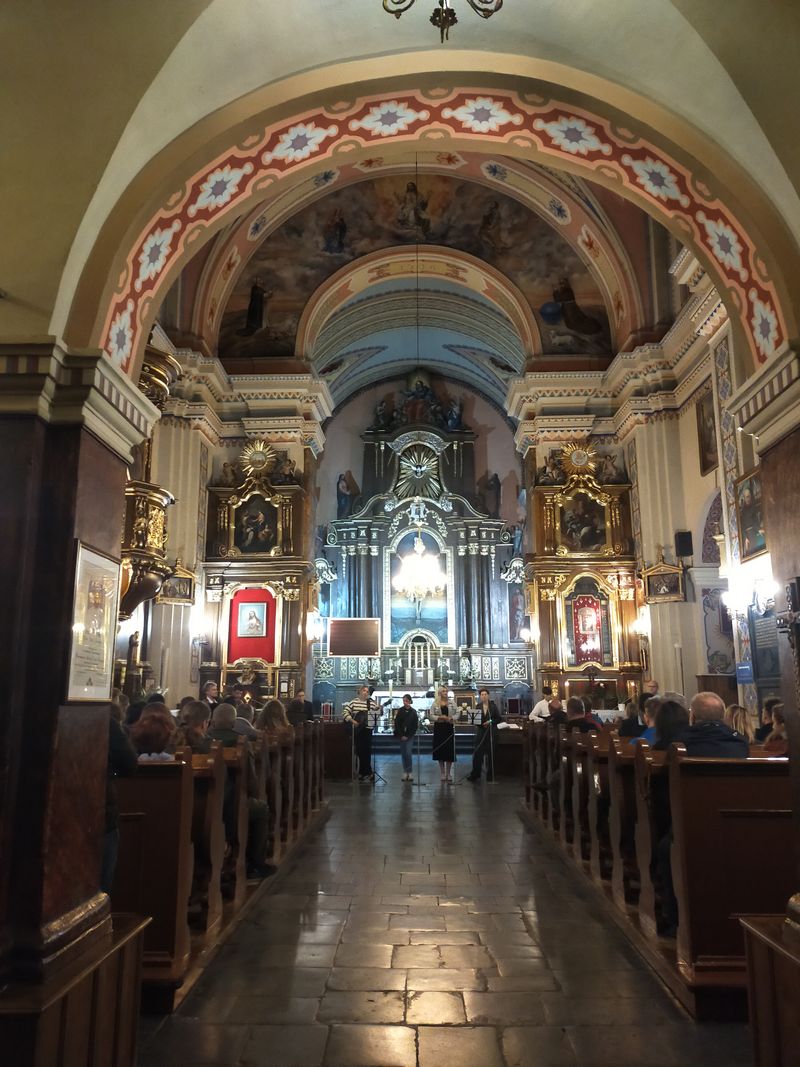 Występ Scholi Effatha w Klasztorze OO. Franciszkanów Sanktuarium Matki Bożej Śnieżnej Opiekunki Rodzin w Biskupicach k. Pilicy. 