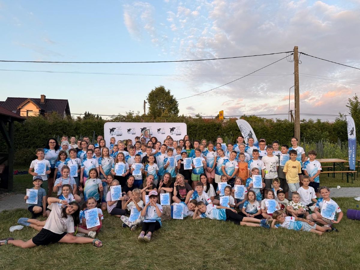 Zdjęcie grupowe dzieci z Pływackiego Klubu Sportowego Orka Herby