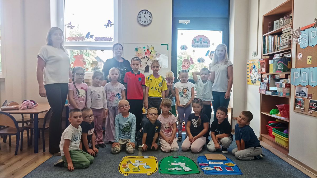 Pracownik ZPKWŚ z grupą przedszkolaków.