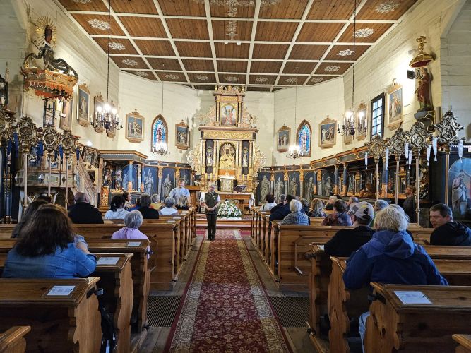 Pracownik opowiada Historię w zabytkowym kościele w Boronowie.